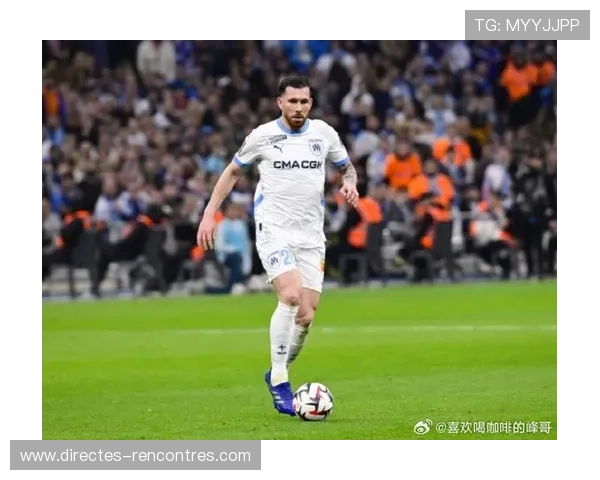 霍伊别尔中场风格稳健，防守覆盖与节奏控制表现突出