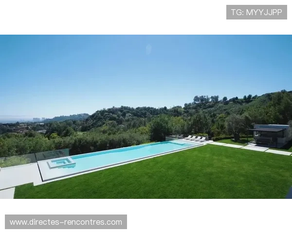 大阪刚买下比弗利山庄那栋带私人影院的豪宅，转头就被拍到在便利店啃饭团